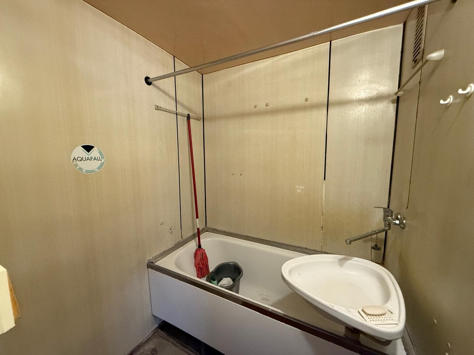 Před — Koupelna — z umakartového jádra moderní koupelna s rohovou vanou